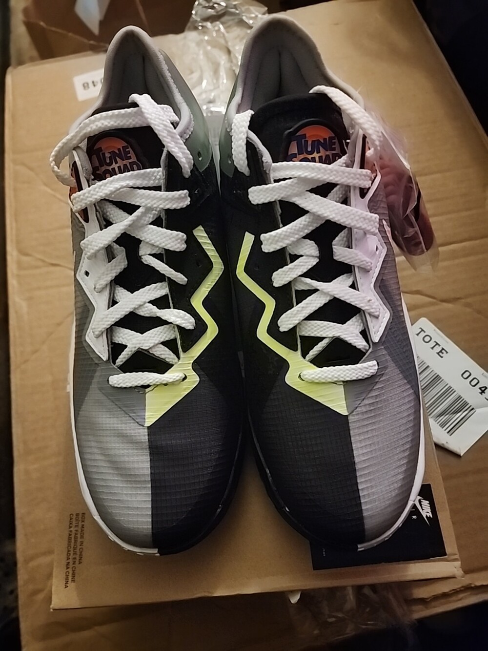 Youth Nike Lebron XVIII Low (GS) 'Bugs vs Marvin' Shoe Size 6.5Y Grey DJ3760-005